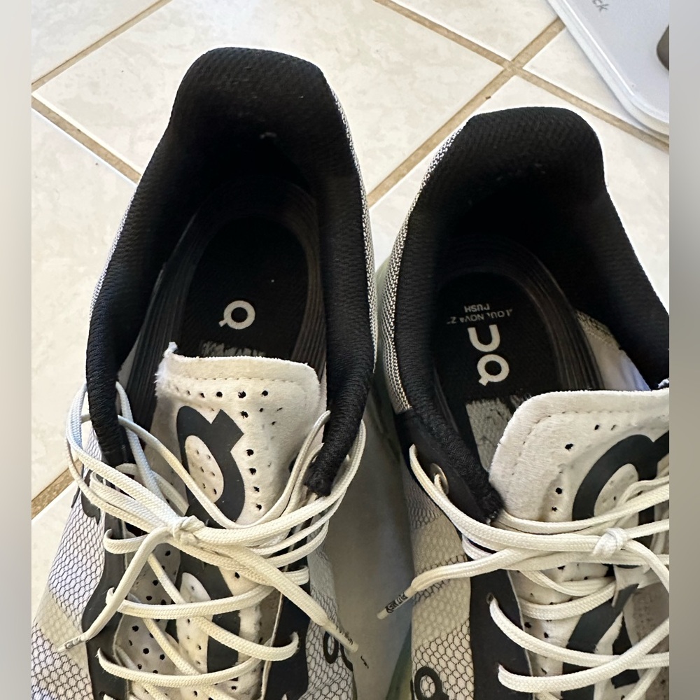 On Running Men's White and Black Athletic Shoes 10.5 M - Picture 5 of 8